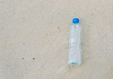 Sahilde plastik şişe çöp İnsan atık damping