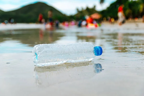 Plastikowa Butelka Śmieci Plaży Dumping Odpadów Ludzkich — Zdjęcie stockowe