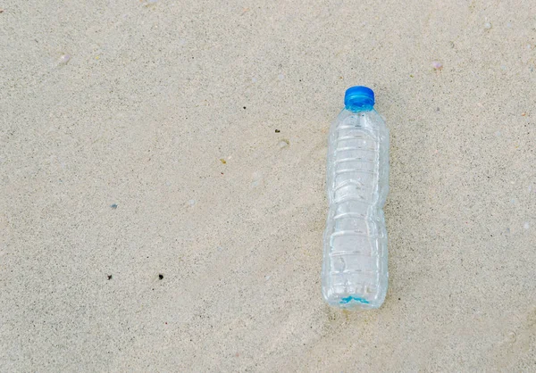 Plastikowa Butelka Śmieci Plaży Dumping Odpadów Ludzkich — Zdjęcie stockowe