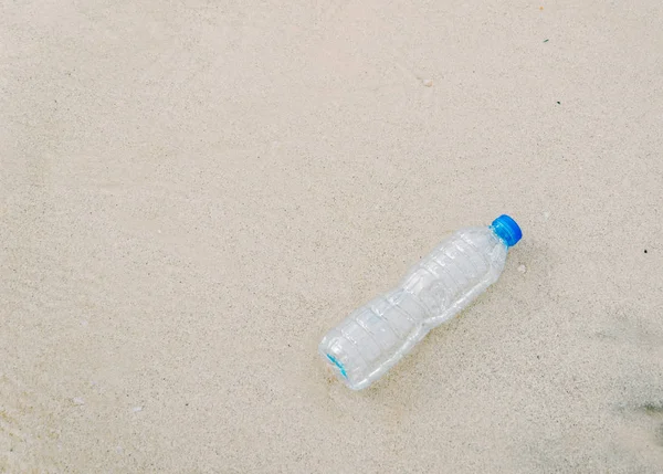 Plastikowa Butelka Śmieci Plaży Dumping Odpadów Ludzkich — Zdjęcie stockowe