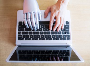 Robot elleri ve parmakları dizüstü bilgisayar düğmesi danışmanı chatbot robotik yapay zeka kavramı işaret