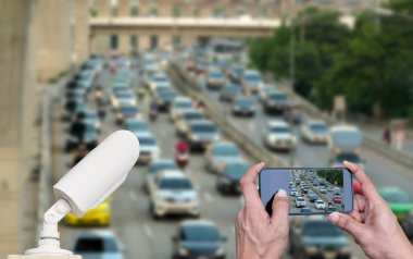 Trafik yolunda arabaları kaydeden bir kamera.