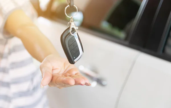 Wer Ein Neues Auto Kauft Gibt Den Schlüssel Zur Hand — Stockfoto