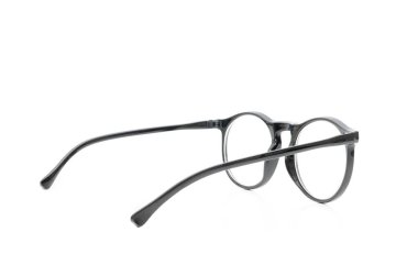 Beyaz arkaplanda siyah gözlük