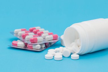 Tablet parasetamol mavi arka planda tıbbi destek