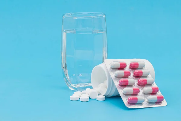 Tablet parasetamol mavi arka planda tıbbi destek