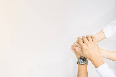 Birlik ve takım çalışmasını gösteren eller, insanların el ele tutuşmalarındaki üst düzey işbirliğini sağlar.