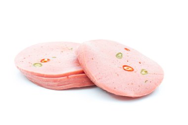 Beyaz arkaplanda taze sosisler.