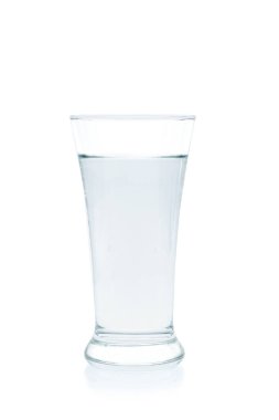 Beyaz arka planda bardakta su