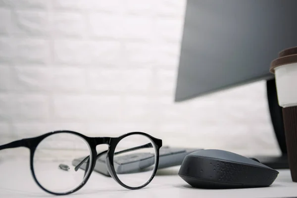 Mesa Trabalho Com Óculos Colocados Monitores Computador — Fotografia de Stock