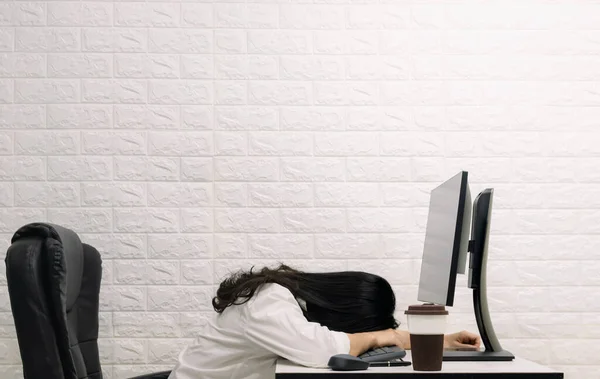 Une Femme Dormant Sur Bureau Écran Ordinateur — Photo