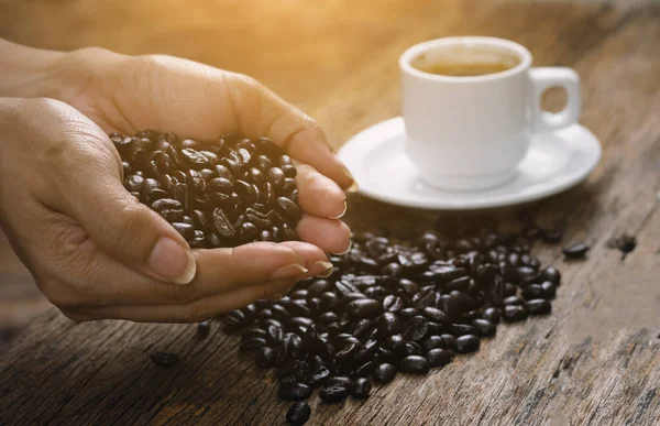 Geröstete Kaffeebohnen Auf Holzböden — Stockfoto