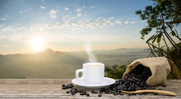 Reggeli Kávé Csésze Pörkölt Kávébab Kilátás Hegyi Nap — Stock Fotó