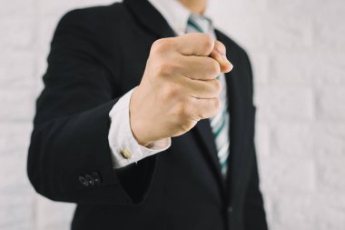 İş adamı avuç dolusu iş başarısı