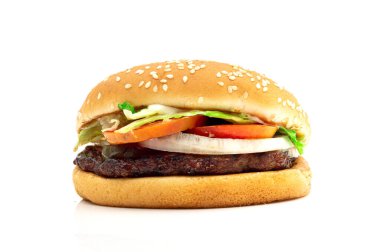 Beyaz arka planda hamburger eti ve sebzeler