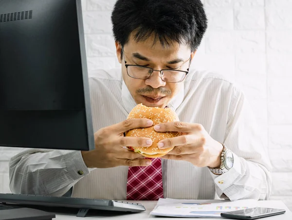 Los Hombres Que Trabajan Tienen Tiempo Para Comer Urgentemente Comida — Foto de Stock