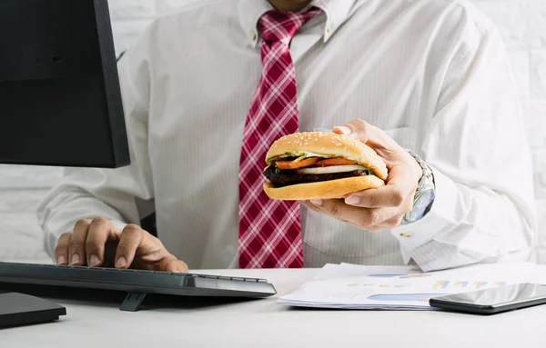 Gli Uomini Che Lavorano Non Hanno Tempo Mangiare Urgentemente Hamburger — Foto Stock