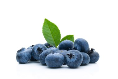  Beyaz arka planda yabanmersini meyvesi