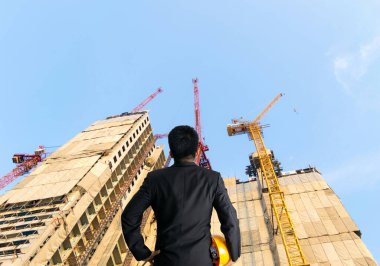 Mühendis, vinç yapımının yapısını inceliyor. 