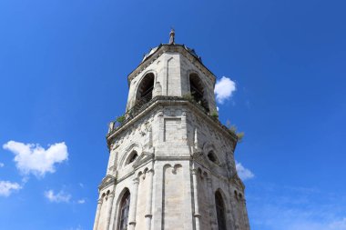 Mavi gökyüzü arka plan üzerinde eski çan kulesi