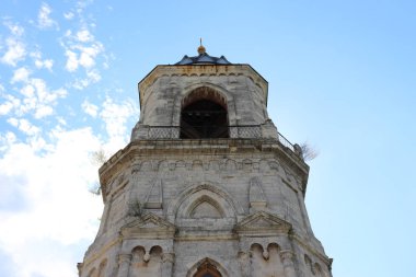 Gökyüzü arka plan üzerinde eski çan kulesi
