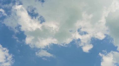 Bulutlar, hızlı bir şekilde mavi güneş gökyüzü (zaman atlamalı float)