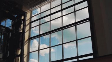 Bulutlar pencere binalar dışında float, Asansör yükselir ve (zaman atlamalı gider)