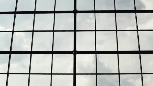 云层漂浮在建筑物的巨大窗户后面 — 图库视频影像