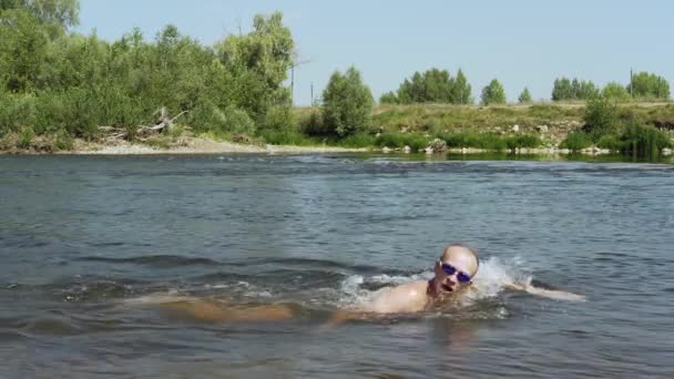 Der Athletische Mann Läuft Gegen Den Strom Fluss Zeitraffer — Stockvideo