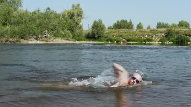 那个运动的人对着河里的小溪走着 — 图库视频影像