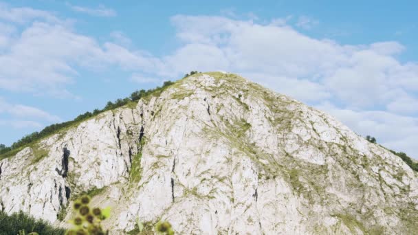 Nuages Flottent Sur Montagne Rocheuse Jetant Une Ombre Dans Journée — Video