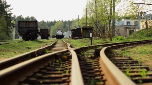 El tenedor de las vías del tren. El camino está dividido. 2. — Vídeos de Stock