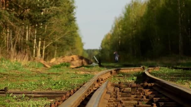 Uma menina está andando ao longo das trilhas ferroviárias 6 . — Vídeo de Stock