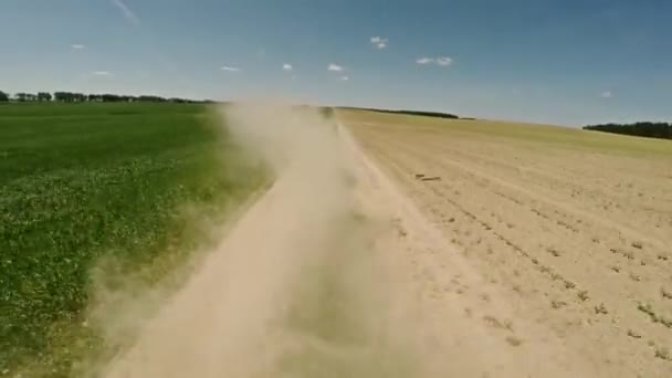 Ιππασία της σκόνης από το δρόμο. Γρήγορη οδήγηση. 56 — Αρχείο Βίντεο
