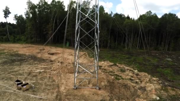 Linhas eléctricas. Transmissão de electricidade. A instalar pilões. Tensão dos fios. 111 — Vídeo de Stock