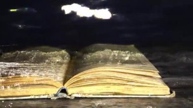 Kitap romanı. Suda kitaptır. E-kitap.