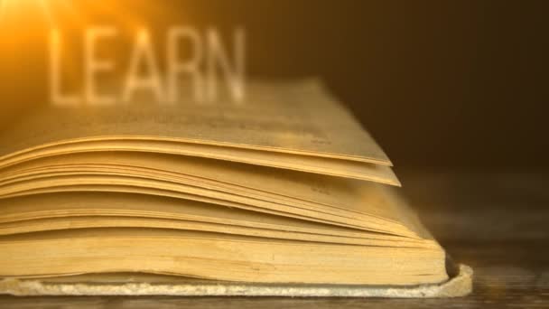 Aprender libros. Siempre tenemos que estudiar. La sabiduría en los libros. 4. — Vídeos de Stock