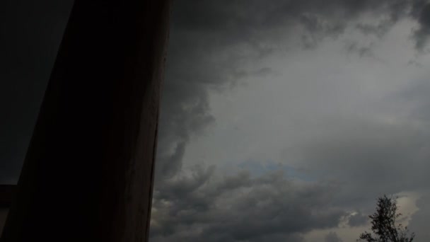매우 강한 폭풍이 오고 있다, 뇌우, 태풍. 16 — 비디오