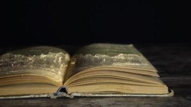 Romantizm kitap. Suda kitaptır. E-kitap. Sihirli kitap.