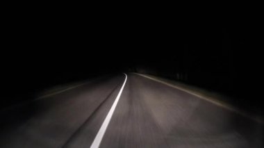 Gece yol. Yolun orman yoluyla. 7