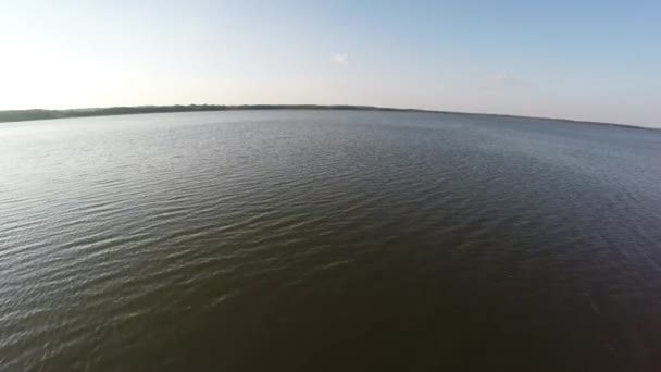 Repülés a fenntartott tóra. — Stock videók