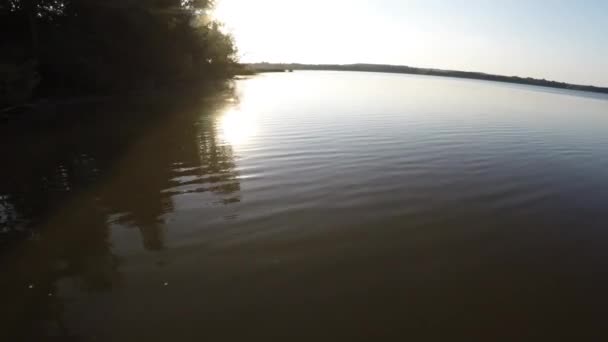 Fliegen zur Zeit des Sonnenuntergangs See. — Stockvideo