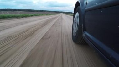 Arabayı bir çakıl yol üzerinde hareket eder..