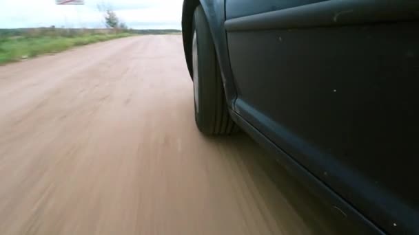 O carro se move em uma estrada de cascalho . — Vídeo de Stock