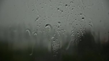 Sonbahar hava. Hava yağmurlu. Word sonbahar 31 penceresi dışında görüntülenir