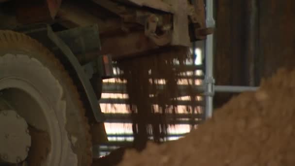 El camión descarga el suelo. Lugar de construcción. 92 — Vídeos de Stock