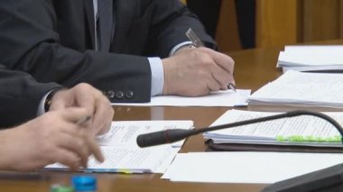 Önemli bilgileri imzalayın. İş toplantısında sözleşme imzalamak. Önemli belgeler.