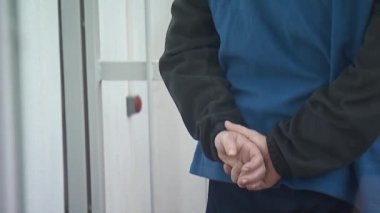 Mahkemede ciddi bir suçtan hüküm giyen okuma cezası. Tüm artış, mahkeme oturumda.