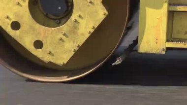 Yol tamiri. Buz pateni pisti. Yeni asfalt.