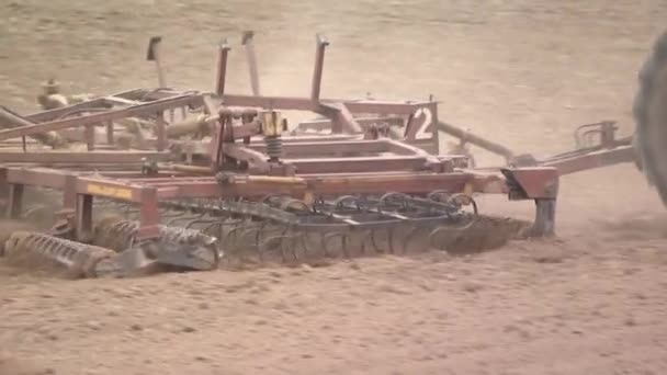 Плуг поле. Сельское хозяйство Сельскохозяйственная техника готовится к посадке урожая . — стоковое видео